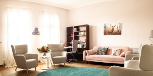 Ein gemütlicher Praxisraum mit Sofa und Sesseln